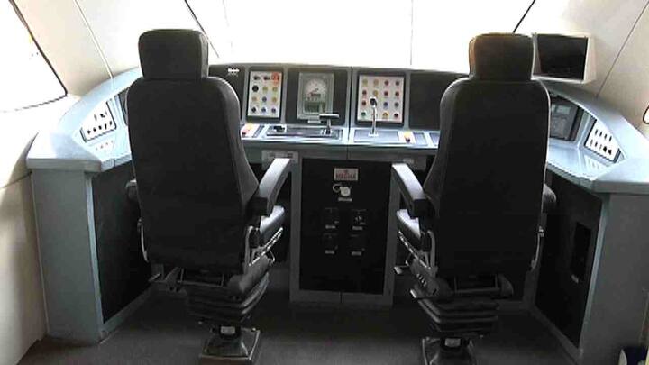  या ट्रेनमध्ये नवीन डिझाईन केलेले शौचालय आहे. यात झिरो डिस्चार्ज बायो व्हॅक्युम टॉयलेट आहेत, ज्यामुळे रूळ घाण होणार नाहीत.