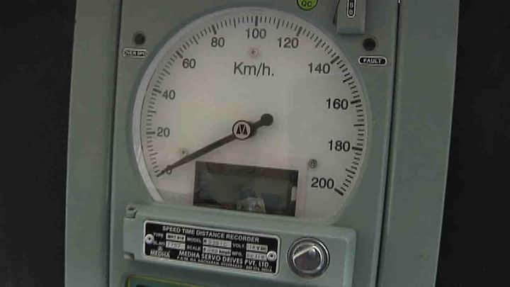  इतके सर्व जागतिक दर्जाचे फीचर्स घेऊन ही ट्रेन सर्व शताब्दी एक्सप्रेसच्या जागी धावणार आहे. 