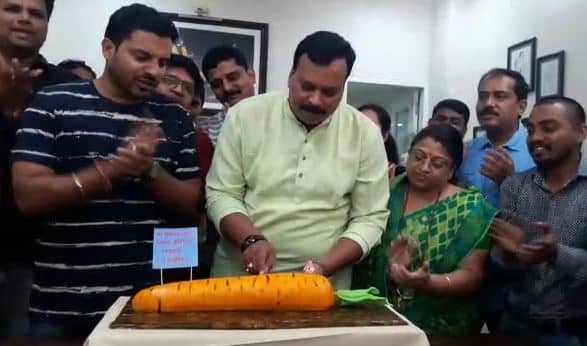 मुख्यमंत्र्यांविरोधात मनसेचं हटके आंदोलन, गाजराचा केक कापला MNS protest against CM Fadanvis carrots cake cutting मुख्यमंत्र्यांविरोधात मनसेचं हटके आंदोलन, गाजराचा केक कापला