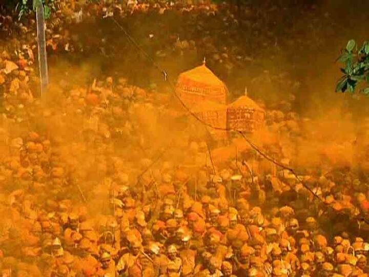  भाविकांनी तब्बल पन्नास टनाहून अधिक भंडारा यात्रेत उधाळला.