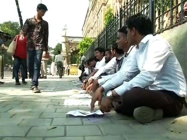 Court suspended MPSC selected 833 posts : student's Bhikmango andolan in Mumbai MPSC पास होऊनही नियुक्ती रद्द, विद्यार्थ्यांचं मुंबईत भिकमांगो आंदोलन