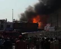 मुंबईतील वांद्रे पश्चिममधल्या झोपडपट्टीला भीषण आग