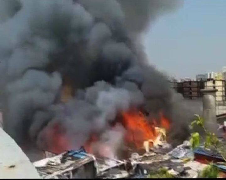 अतिशय अरुंद आणि चिंचोळ्या गल्ल्या असल्याने आगीवर नियंत्रण मिळवण्याचे शर्थीचे प्रयत्न सुरु आहेत. 