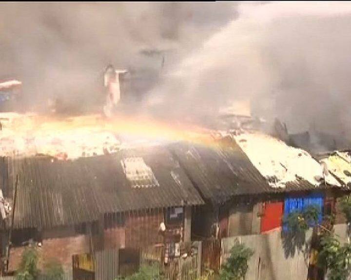 आगीत जखमी झालेल्यांना उपचारांसाठी जवळच्या रुग्णालयात दाखल करण्यात आलं आहे. 