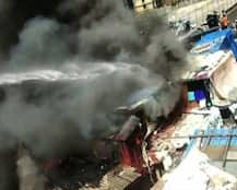 मुंबईतील वांद्रे पश्चिममधल्या झोपडपट्टीला भीषण आग