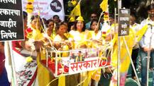 धनगर आरक्षणाला दिरंगाईच्या निषेधार्थ महिलांचे पाळणा आंदोलन