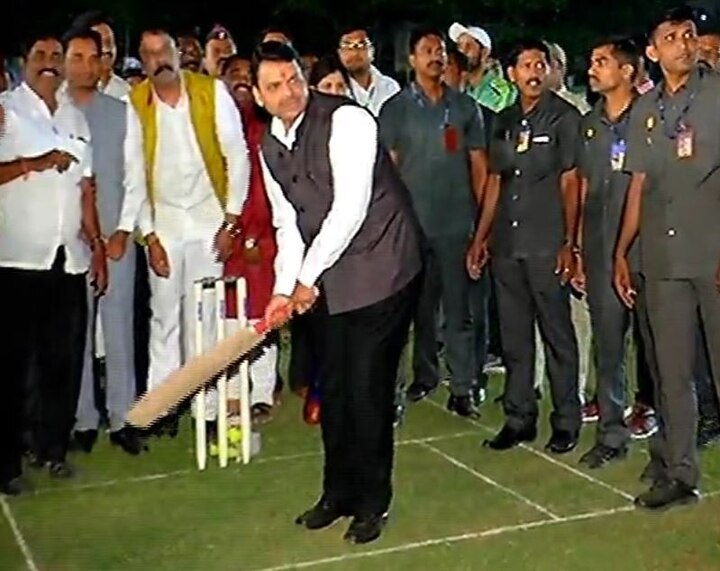Devendra Fadanvis played cricket at CM Trophy in Pune आमदार टिळेकरांच्या गोलंदाजीवर मुख्यमंत्र्यांची बॅटिंग