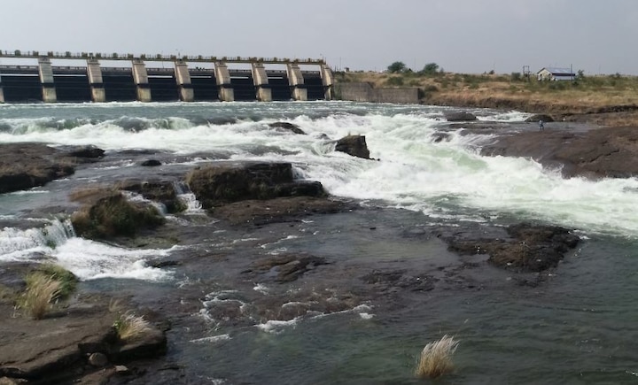 Gangapur Dam water flow to Jayakwadi stopped, lakhs of liter water wastage गंगापूर धरणातून जायकवाडीला जाणारं पाणी रोखलं, 1 लाख 70 हजार टँकर पाणी वाया