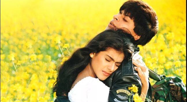 दिलवाले दुल्हनिया ले जायेंगे : 20 ऑक्टोबर 1995 रोजी रिलीज झालेल्या या सिनेमाने शाहरुखला नवी ओळख दिली. या सिनेमाने रिलीज झाल्यानंतर 10 फिल्मफेअर अॅवॉर्ड आपल्या नावावर केले.