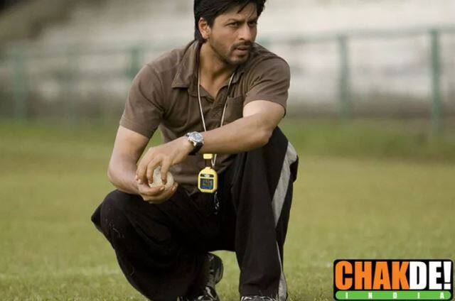 चक दे इंडिया : 2007 साली आलेल्या या सिनेमात शाहरुखने हॉकी प्रशिक्षकाची भूमिका साकारली. शाहरुखच्या अभिनयाने या सिनेमाला घवघवीत यश मिळवून दिलं.