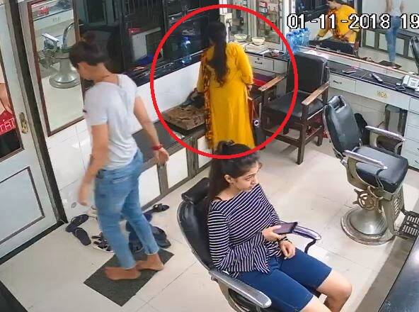 Ulhasnagar : Women stolen clothes, purse in shop and beauty parlor उल्हासनगरात महिला चोरट्यांचा उच्छाद; कपड्याचं दुकान, ब्युटी पार्लरमध्ये चोरी