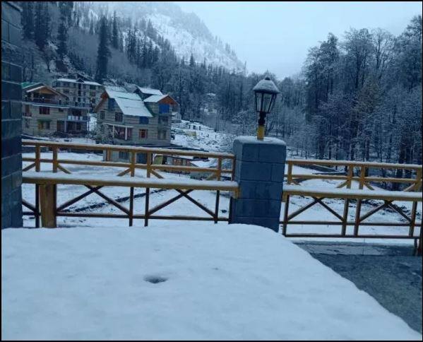 काश्मीर, हिमाचल प्रदेश आणि उत्तराखंडमध्ये तापमान जवळपास उणे 6 अंशांवर गेलं आहे.