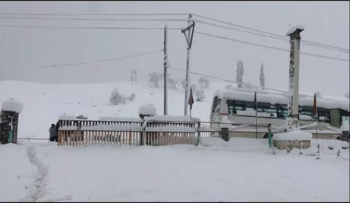 हिवाळा जवळ येत चालल्यानं उत्तर भारतात बर्फवृष्टीलाही आता सुरूवात झाली आहे.