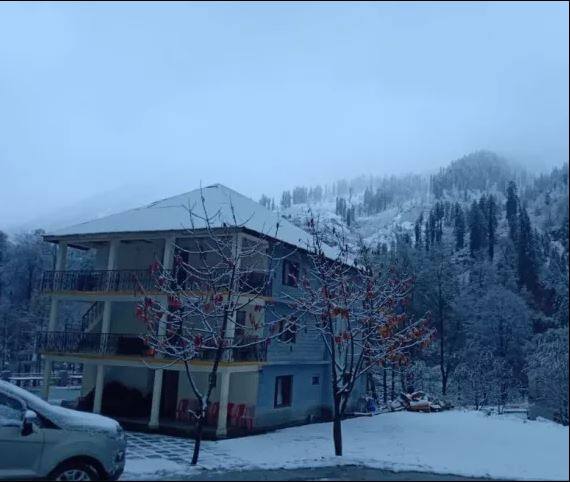 केदारनाथमध्येही जोरदार बर्फवृष्टी सुरू आहे, मात्र यामुळे भोलेनाथाच्या दर्शनात कोणताही अडथळा येत नाहीये, भाविकांची रीघ वाढतच आहे.