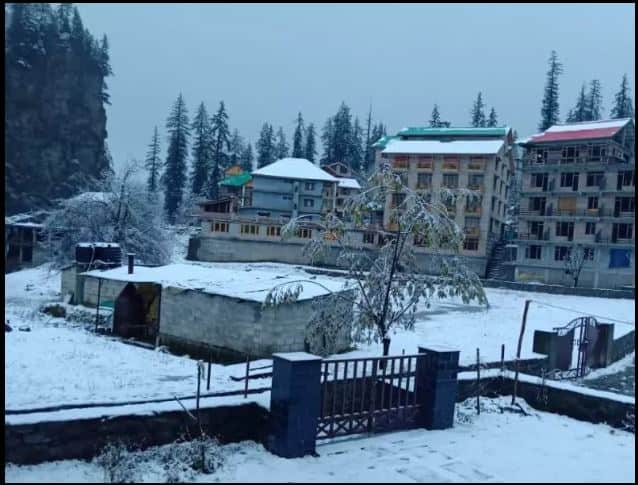 दरम्यान देवदर्शन झाल्यानंतर पर्यटकही बर्फवृष्टीचा मनसोक्त आनंद लुटत आहेत.