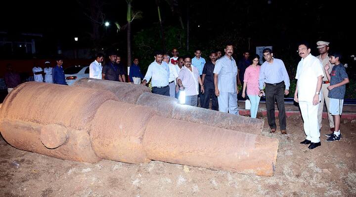  राजभवन येथे प्रवेश केल्यावर सुरुवातीलाच असलेल्या हिरवळीजवळ समुद्राच्या दिशेने तळाशी काही महिन्यांपूर्वी वृक्षारोपण सुरु असताना कर्मचाऱ्यांना मातीमध्ये दबलेल्या दोन वजनदार तोफा दिसल्या.