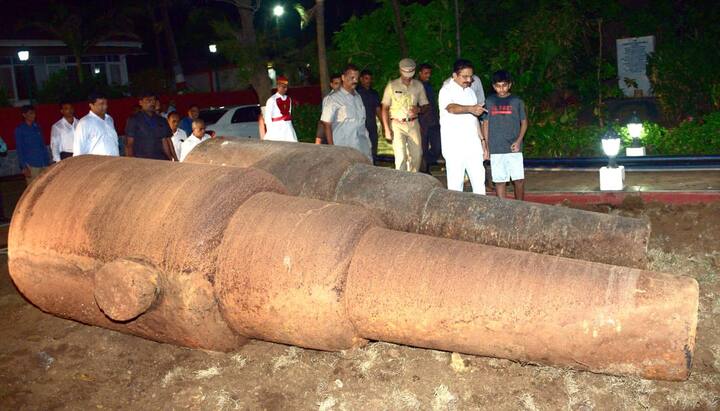 या तोफांचे वजन प्रत्येकी 22 टन असून, लांबी 4.7 मीटर तर अधिकतम व्यास 1.15 मीटर इतका आहे. आज दोनीही तोफा क्रेनच्या मदतीने 50 मीटर उंच उचलण्यात आल्या आणि त्यानंतर राजभवनाच्या हिरवळीवर ठेवण्यात आल्या.