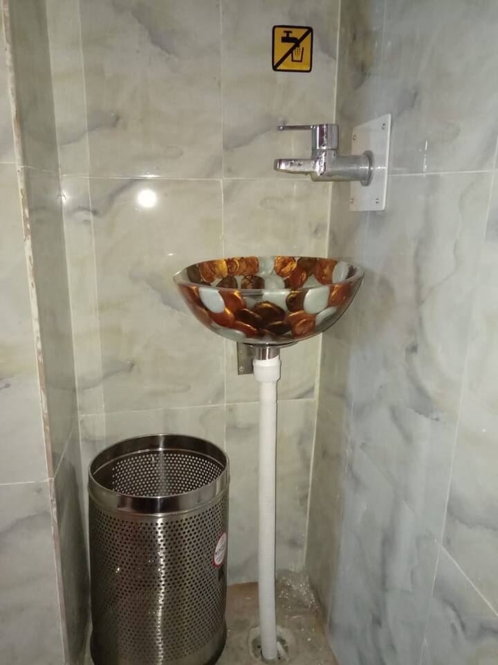 अधिक स्वच्छता राखता यावी यासाठी शौचालयामध्ये सिरामिक टाईल्स बसविण्यात आले आहेत. 