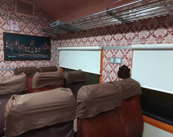 खिडक्यांना पडदे, प्रत्येक डब्यात माहिती दर्शविण्यासाठी इलेक्ट्रॉनिक फलक लावण्यात आले आहेत. 