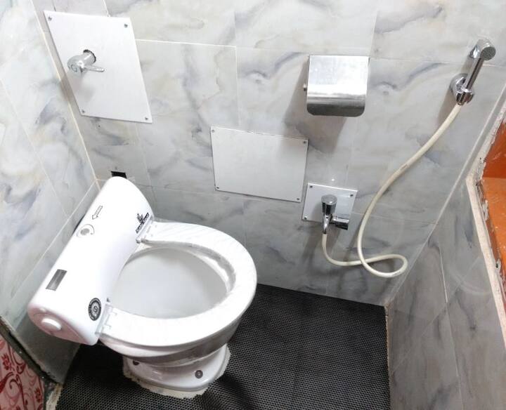 फर्शीवरून पाय घसरू नये, यासाठी विशेष प्रकारची चटईही स्वच्छतागृहात बसविण्यात आली आहे.