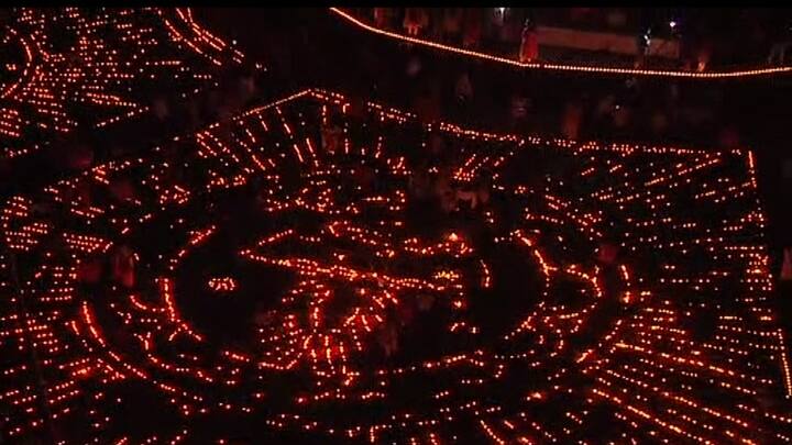  शनिवारवाड्याच्या प्रांगणात मध्यभागी पणतीच्या आकारात दिवे लावण्यात आले. 