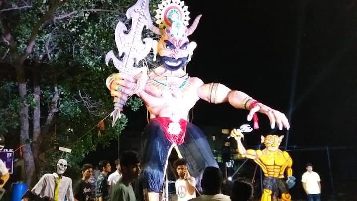  कालपासून गोव्यात सर्वत्र भले मोठे नरकासूर बनवून ते लोकांना पहाण्यासाठी ठेवण्यात आले होते. 