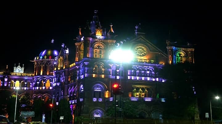आकर्षक अशा रंगसंगतीमुळे ही इमारत मुंबईकरांचे आकर्षण बनली आहे.