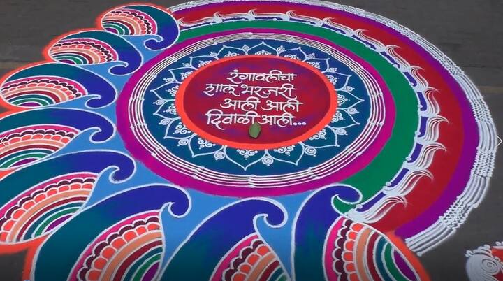 दिवाळीच्या उत्सवासाठी डोंबिवलीचा फडके रोड तरुणांचा केंद्रबिंदू मानला जातो.