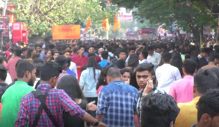 सकाळी डोंबिवलीच्या गणेश मंदिर संस्थानात दर्शनासाठी मोठी गर्दी होते. यानंतर फडके रोडकडे तरुणाईची पावलं वळतात.