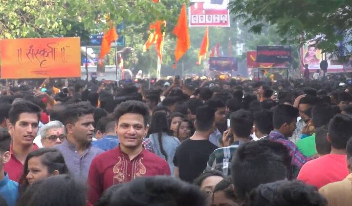 दरवर्षीप्रमाणे यंदाही हजारो तरुण-तरुणींची याठिकाणी जमले होते.