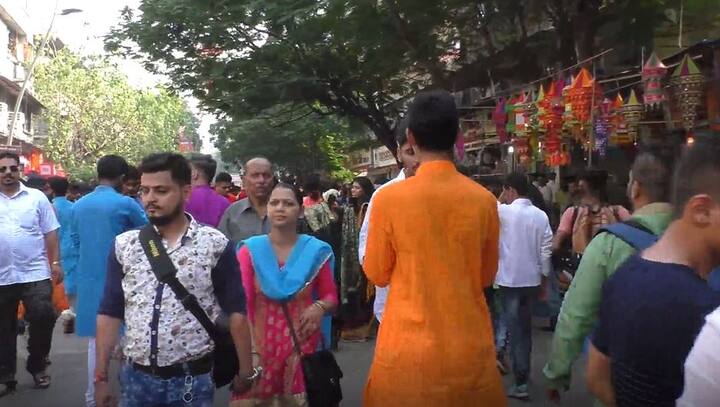 आजही फडके रोडवर तब्बल 10 ते 12 हजार तरुण-तरुणींनी हजेरी लावत पुन्हा एकदा फडके रोडची परंपरा कायम ठेवली.