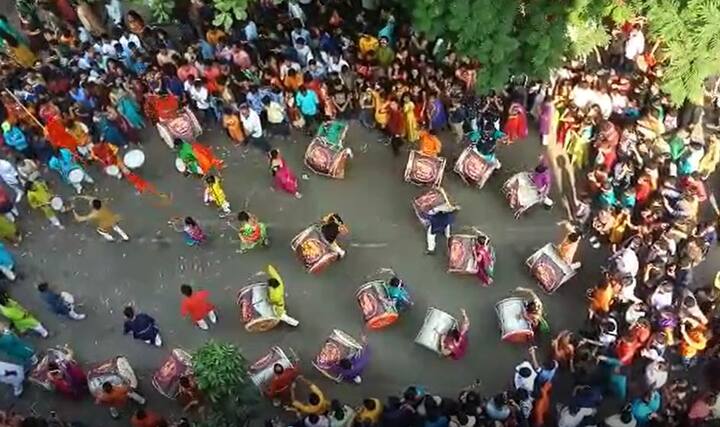 पारंपरिक वेशभूषा, रस्त्यात काढलेल्या भव्य रांगोळ्या, ढोलताशांचा गजर अशा उत्साहपूर्ण वातावरणात तरुण-तरुणी मित्रमंडळींसह दिवाळीचा सण साजरा करतात.