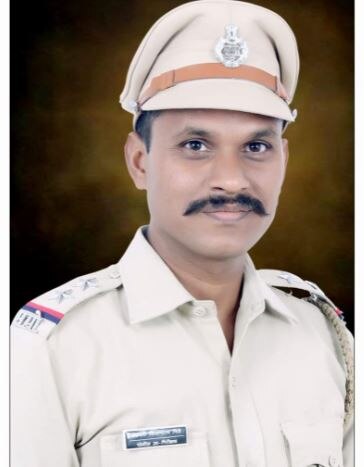 police inspector Killed under car by liquor smugglers in Chandrapur चंद्रपुरात दारु तस्करांनी पोलीस अधिकाऱ्याला गाडीखाली चिरडलं