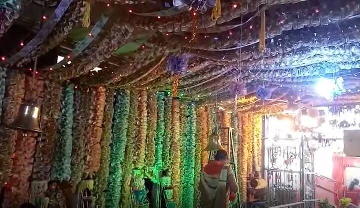 दिवाळीत अनेक वर्षांपासून नोटा आणि मौल्यवान दागिन्यांनी मंदिर सजवण्याची प्रथा आहे.