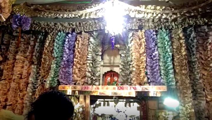 मध्यप्रदेशच्या रतलाम येथील महालक्ष्मीच्या मंदिराची चक्क नोटांनी सजावट करण्यात आली आहे. 