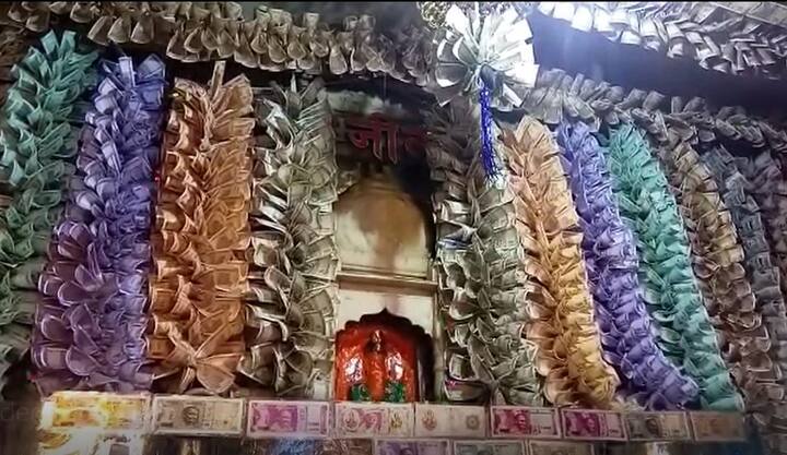 व्यवसायात, नोकरीत आणि शेतीला बरकत मिळावी या श्रद्धेनं हजारो लोक मंदिरात आपल्या घरातल्या मौल्यवान वस्तू आणून देतात.