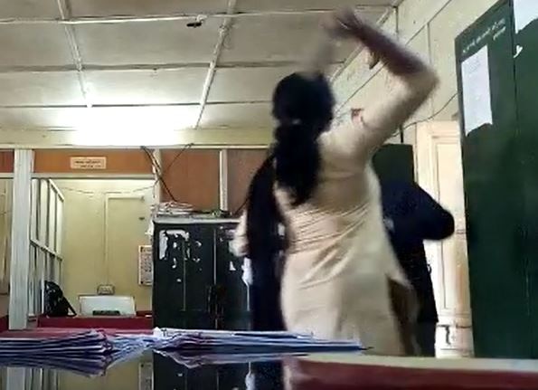 salekasa tehsil woman employee beat up  Tahsildar in gondia  महिला कर्मचाऱ्याची नायब तहसिलदाराला चपलेनं मारहाण