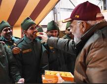 पंतप्रधान नरेंद्र मोदींचं जवानांसोबत दिवाळी सेलिब्रेशन