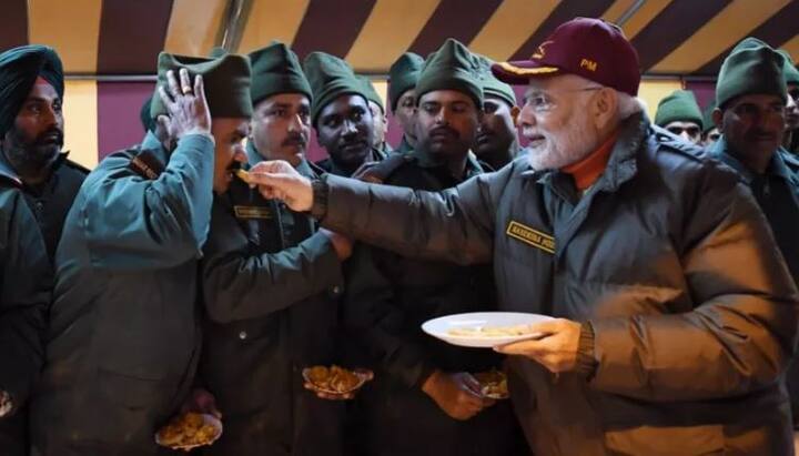 महार रेजिमेंटच्या जवानांसोबत दिवाळी साजरी करताना मोदींनी जवानांना मिठाई भरवली. त्यानंतर जवानांसोबत फोटोही काढले.