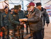 पंतप्रधान नरेंद्र मोदींचं जवानांसोबत दिवाळी सेलिब्रेशन