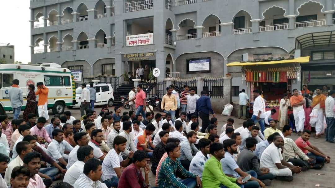 osmanabad tuljabhavani temples 262 employees strike back तुळजाभवानी मंदिरातील कर्मचाऱ्यांचा संप मागे, 1 हजाराची वेतनवाढ