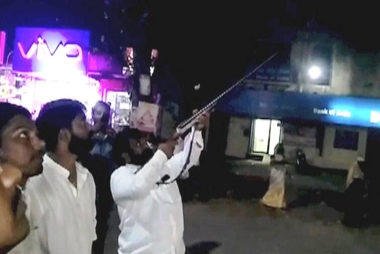 लक्ष्मीपूजनाला हवेत गोळीबार, शिरोलीचे सरपंच शशिकांत खवरेंवर गुन्हा Kolhapur : Shiroli Sarpanch fired straight up into the air on Laxmipoojan लक्ष्मीपूजनाला हवेत गोळीबार, शिरोलीचे सरपंच शशिकांत खवरेंवर गुन्हा