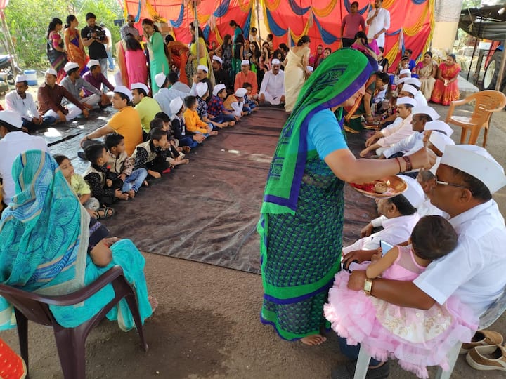 सध्याच्या धकाधकीच्या आणि सोशल मीडियाच्या युगात भाऊबीजेलाही भावाचं बहिणीला भेटणं अवघड होऊन बसलंय, मात्र नाशिकमधील एक कुटुंब याला अपवाद आहे. 