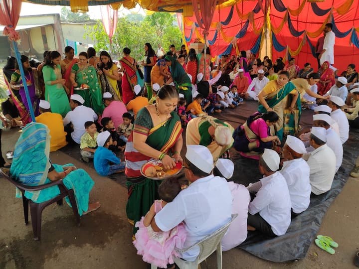 सायखेडा गावातील कुटे कुटुंबातील 53 भाऊ आणि 35 बहिणी एकत्र येत सामूहिक पद्धतीने भाऊबीज साजरी करतात आणि यामुळे उत्साहाच वातावरण इथे बघायला मिळतं. 