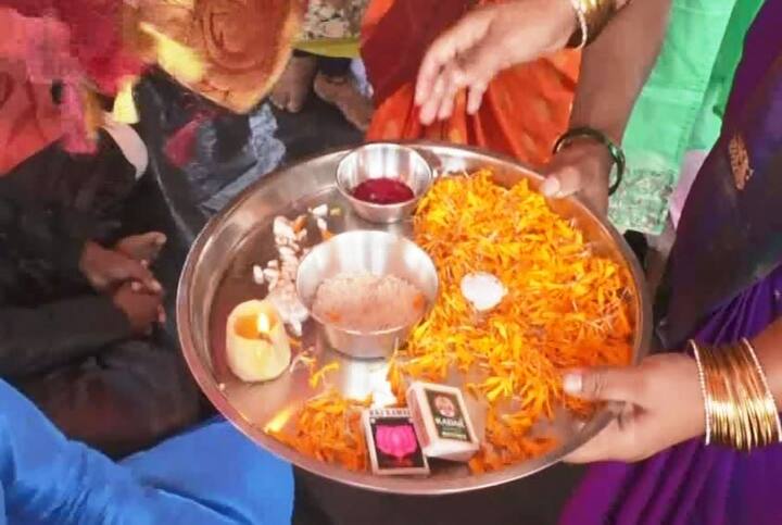 सगळे एकत्र आल्याने चिमुकल्यांची तर चांगलीच चंगळ असते. 