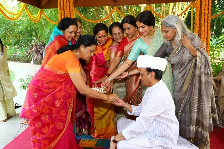 सुप्रिया सुळेंसह अजित पवारांच्या इतर बहिणींनी त्यांचं औक्षण केलं