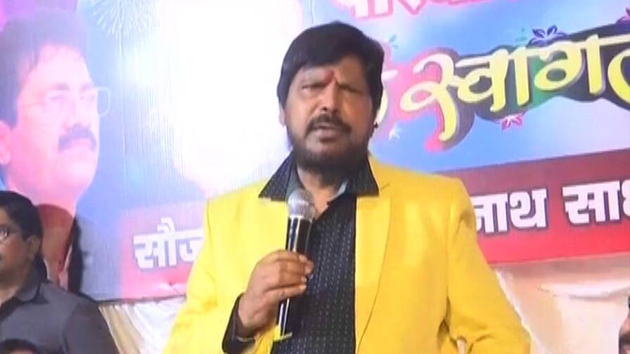 Ramdas athawale says I support party who has Ruling power and waves मी हवा पाहून कोणासोबत जायचं ठरवतो : आठवले