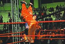 महिला कुस्तीपटूचं चॅलेंज राखीला महागात, रिंगमधून थेट रुग्णालयात