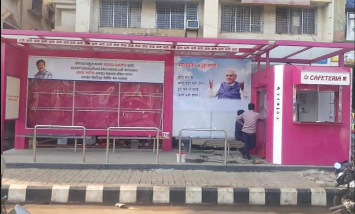 बेळगाव दक्षिणचे आमदार अभय पाटील यांच्या संकल्पनेतून हा बसस्टॉप साकारण्यात आला आहे.बस स्टॉपवर कॉफी शॉप, टीव्ही आणि मोफत वायफाय ही सुविधा बसची प्रतीक्षा करणाऱ्या प्रवाशांना मिळणार आहे.