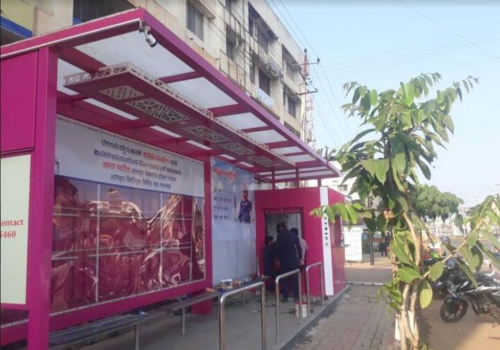 शहरातील सिटी बस स्टॉप म्हणजे भिकारी, मोकाट जनावरे यांचे आश्रयस्थान असेच काही ठिकाणी चित्र पाहायला मिळते. 